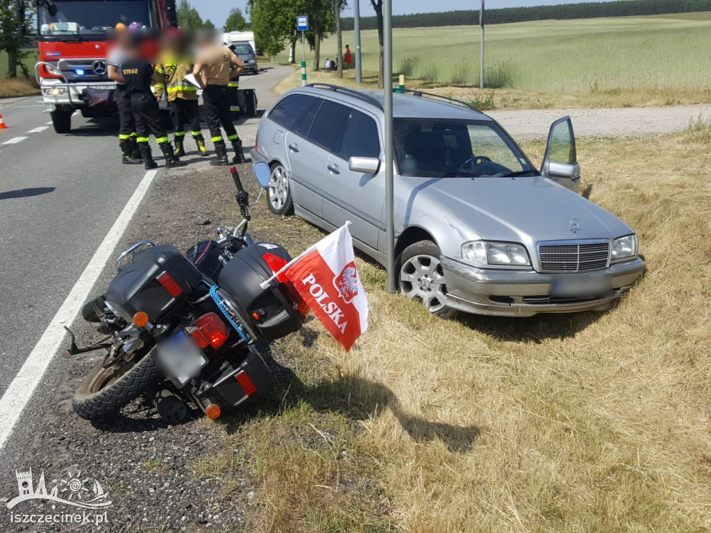 Wypadek. Motocykl zderzył się z osobówką. Kierowca zabrany do szpitala