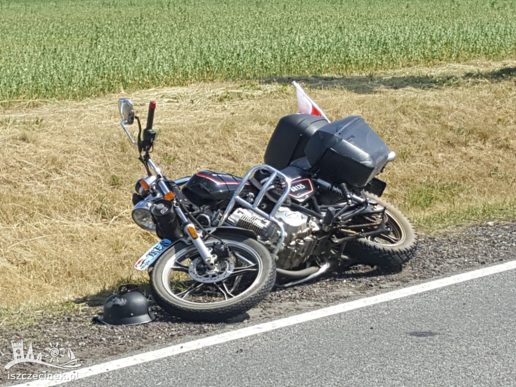 Wypadek. Motocykl zderzył się z osobówką. Kierowca zabrany do szpitala