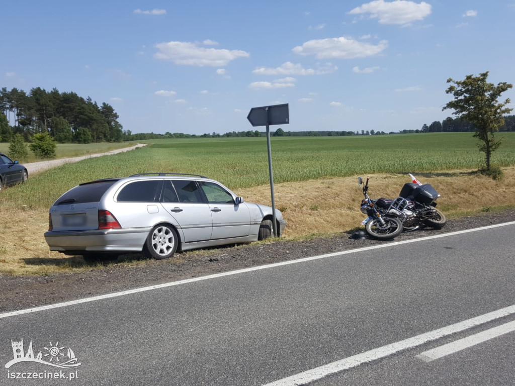 Wypadek. Motocykl zderzył się z osobówką. Kierowca zabrany do szpitala