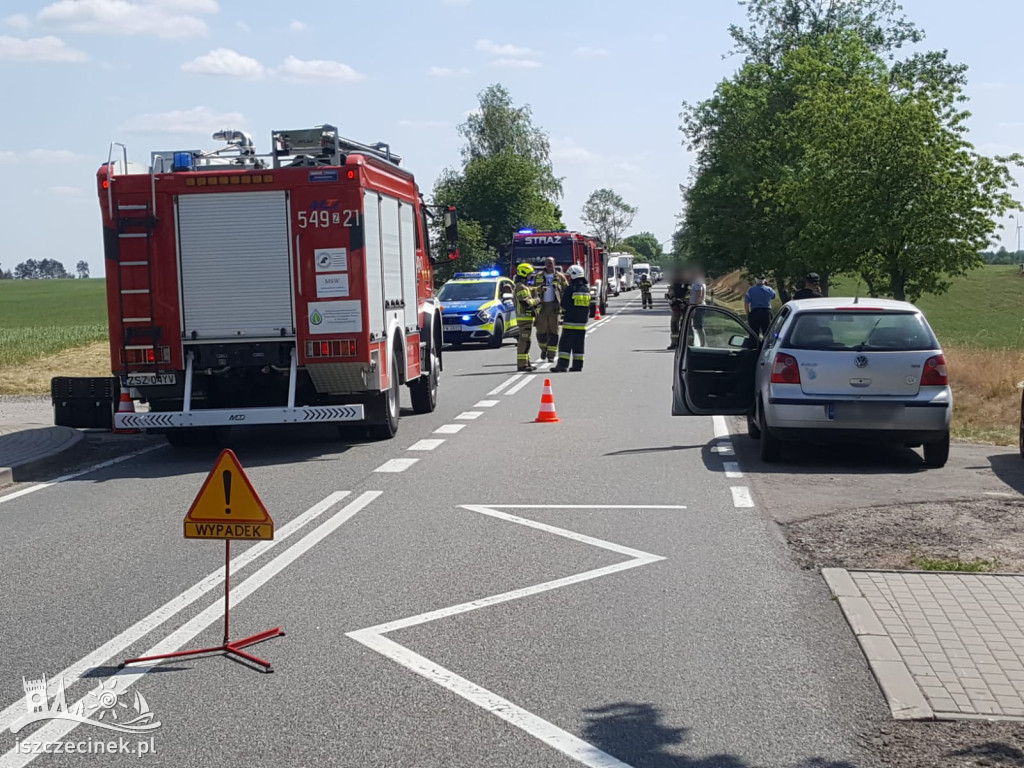 Wypadek. Motocykl zderzył się z osobówką. Kierowca zabrany do szpitala