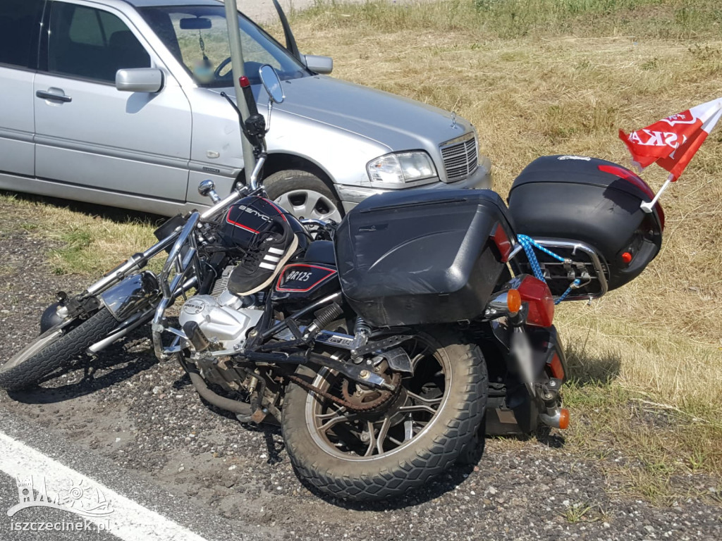 Wypadek. Motocykl zderzył się z osobówką. Kierowca zabrany do szpitala