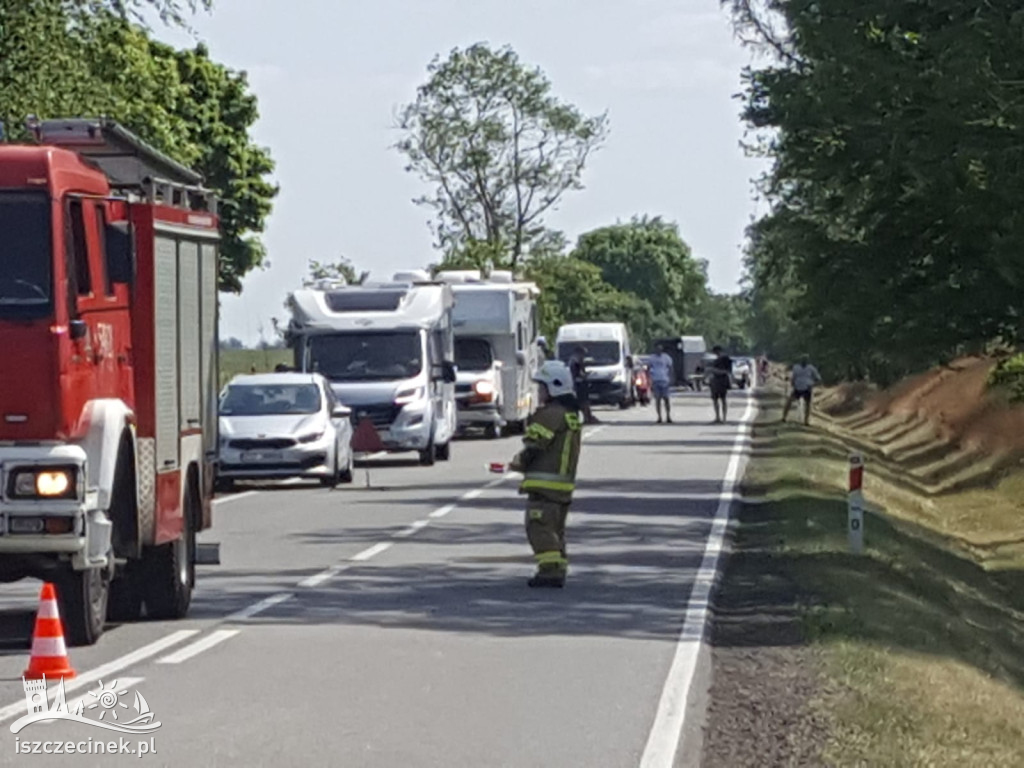Wypadek. Motocykl zderzył się z osobówką. Kierowca zabrany do szpitala