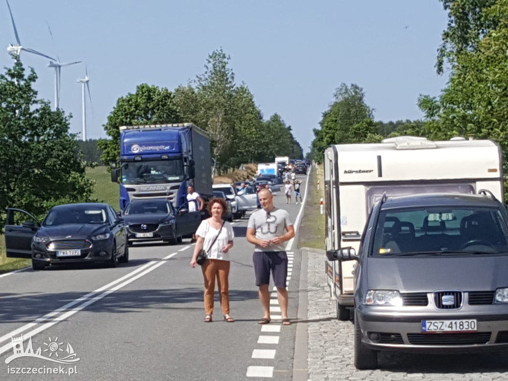 Wypadek. Motocykl zderzył się z osobówką. Kierowca zabrany do szpitala
