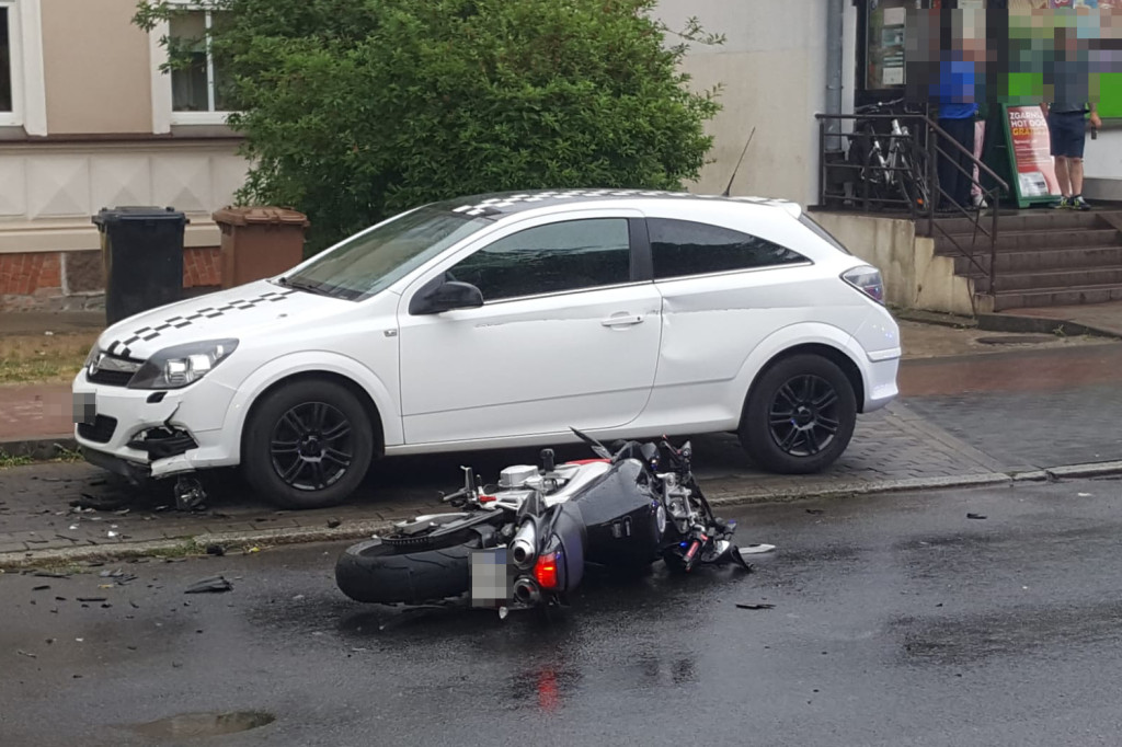 Wypadek pod szpitale. Motocyklista zderzył się z samochodem