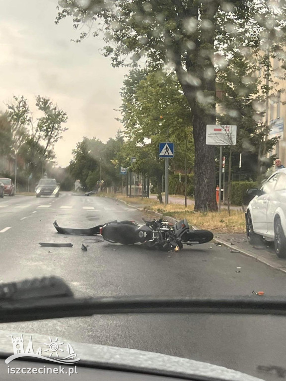 Wypadek pod szpitale. Motocyklista zderzył się z samochodem