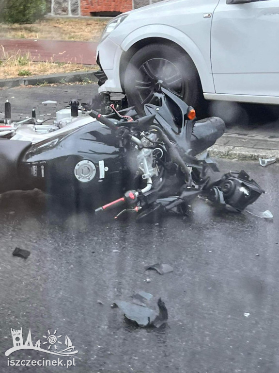 Wypadek pod szpitale. Motocyklista zderzył się z samochodem