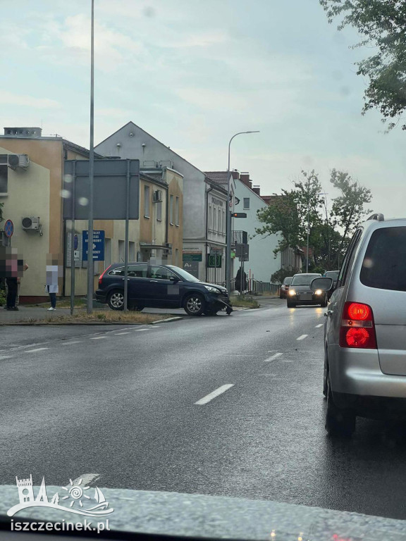 Wypadek pod szpitale. Motocyklista zderzył się z samochodem