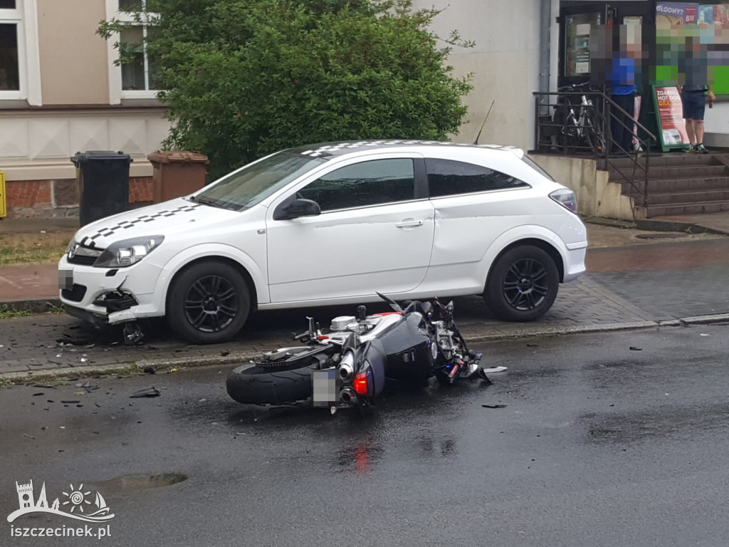 Wypadek pod szpitale. Motocyklista zderzył się z samochodem