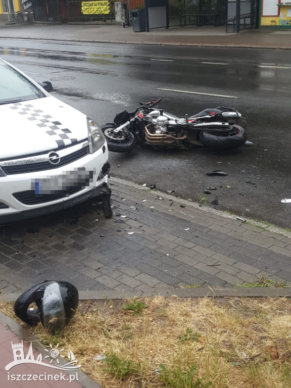 Wypadek pod szpitale. Motocyklista zderzył się z samochodem