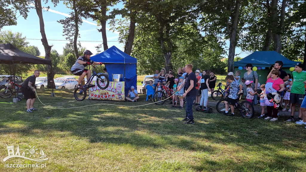 Mistrz dwóch kółek odwiedził Barwice. Rowerowe show Mateusza Kowalczyka.