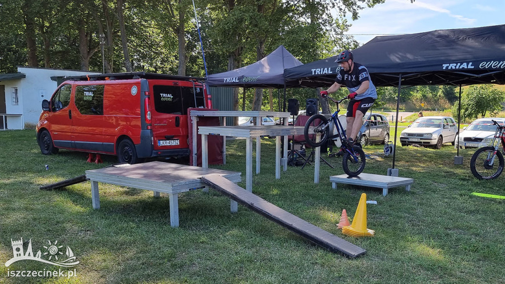 Mistrz dwóch kółek odwiedził Barwice. Rowerowe show Mateusza Kowalczyka.