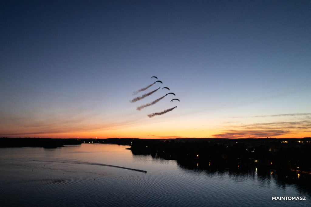 Flying Dragons Team w Szczecinku. Pokaz nad Trzesieckiem