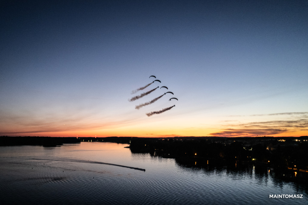 Flying Dragons Team w Szczecinku. Pokaz nad Trzesieckiem