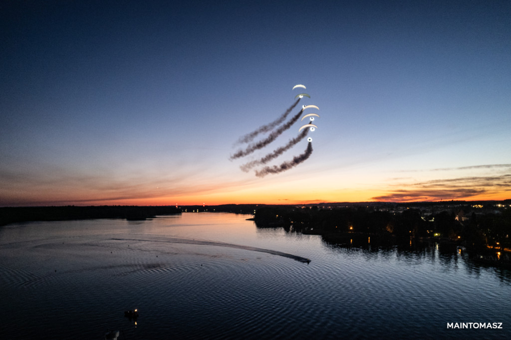 Flying Dragons Team w Szczecinku. Pokaz nad Trzesieckiem