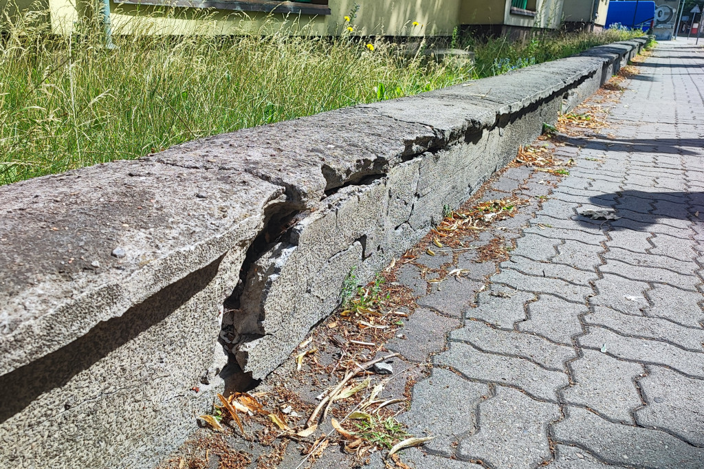 Murek w centrum miasta się sypie. Tu może dojść do nieszczęścia