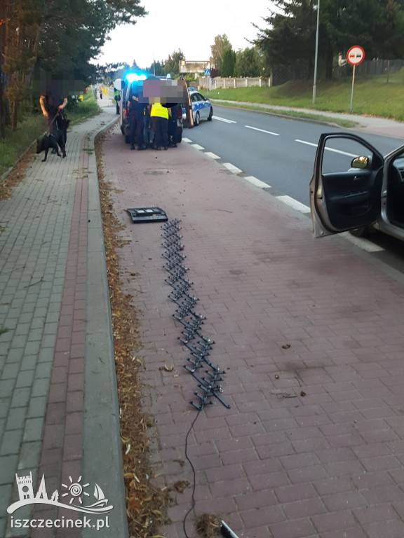 Policyjny pościg i blokada na drodze. Trzy osoby zatrzymane