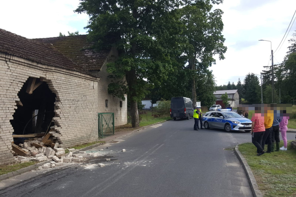 Roztrzaskany bus i budynek. Jedna osoba w szpitalu. Co wydarzyło się w Stepieniu?