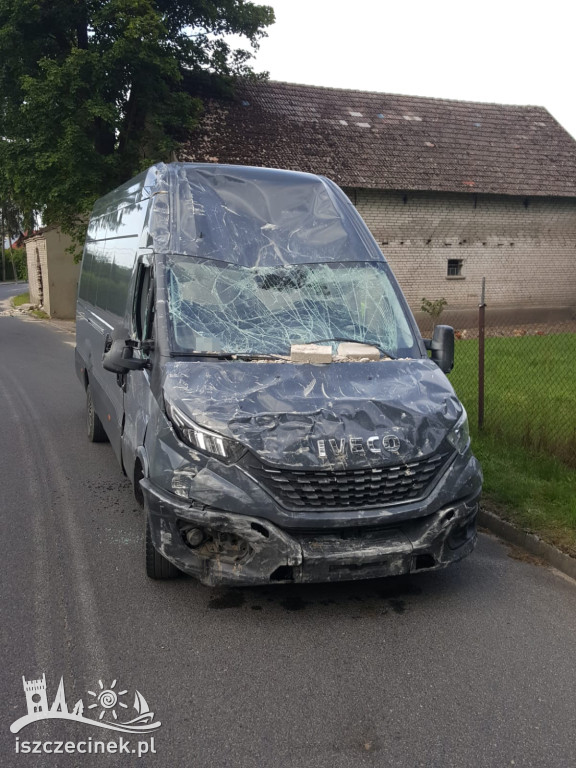 Roztrzaskany bus i budynek. Jedna osoba w szpitalu. Co wydarzyło się w Stepieniu?