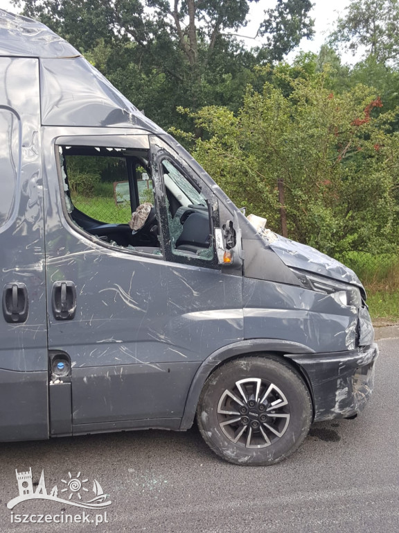 Roztrzaskany bus i budynek. Jedna osoba w szpitalu. Co wydarzyło się w Stepieniu?