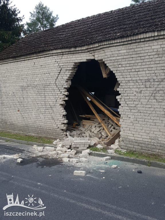 Roztrzaskany bus i budynek. Jedna osoba w szpitalu. Co wydarzyło się w Stepieniu?