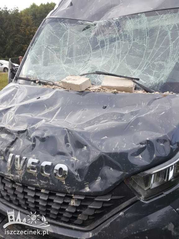 Roztrzaskany bus i budynek. Jedna osoba w szpitalu. Co wydarzyło się w Stepieniu?