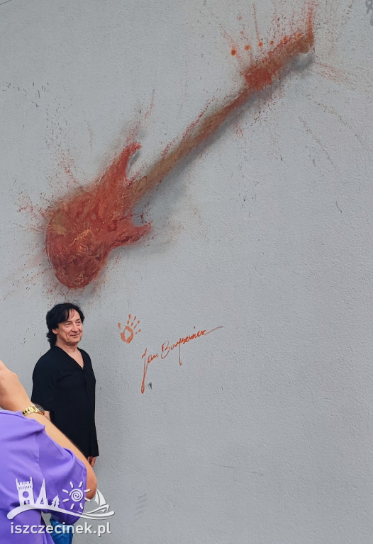 Szczecinek ma nowy mural. „Ognista” gitara dla zespołu Lady Pank