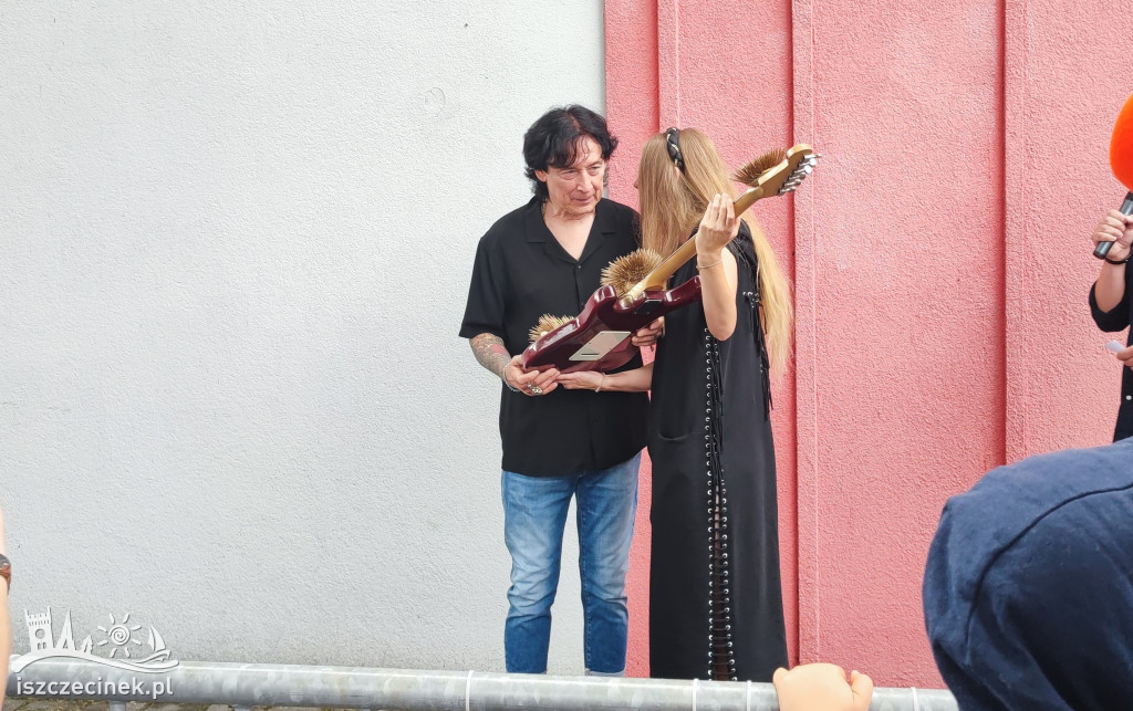 Szczecinek ma nowy mural. „Ognista” gitara dla zespołu Lady Pank