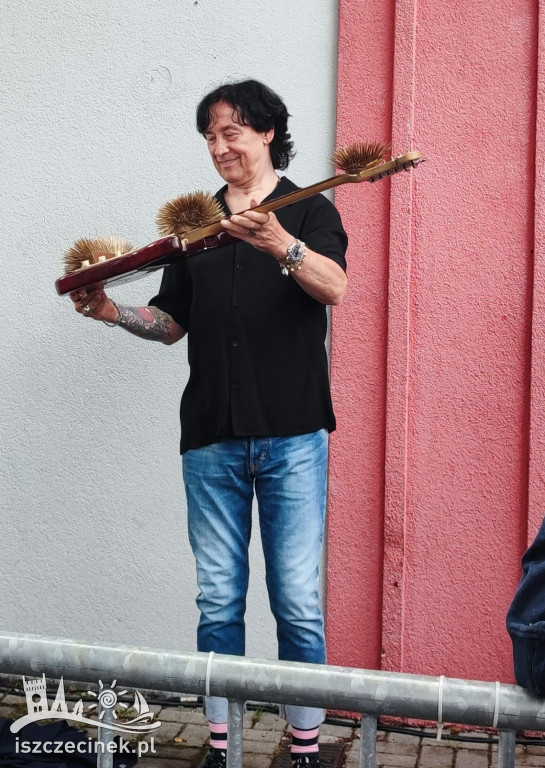 Szczecinek ma nowy mural. „Ognista” gitara dla zespołu Lady Pank