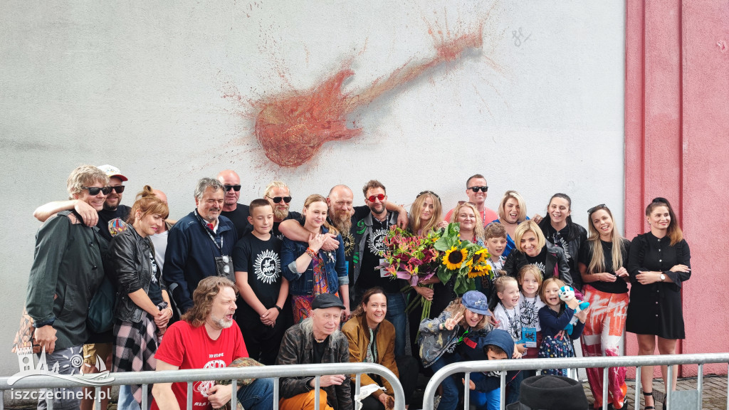 Szczecinek ma nowy mural. „Ognista” gitara dla zespołu Lady Pank