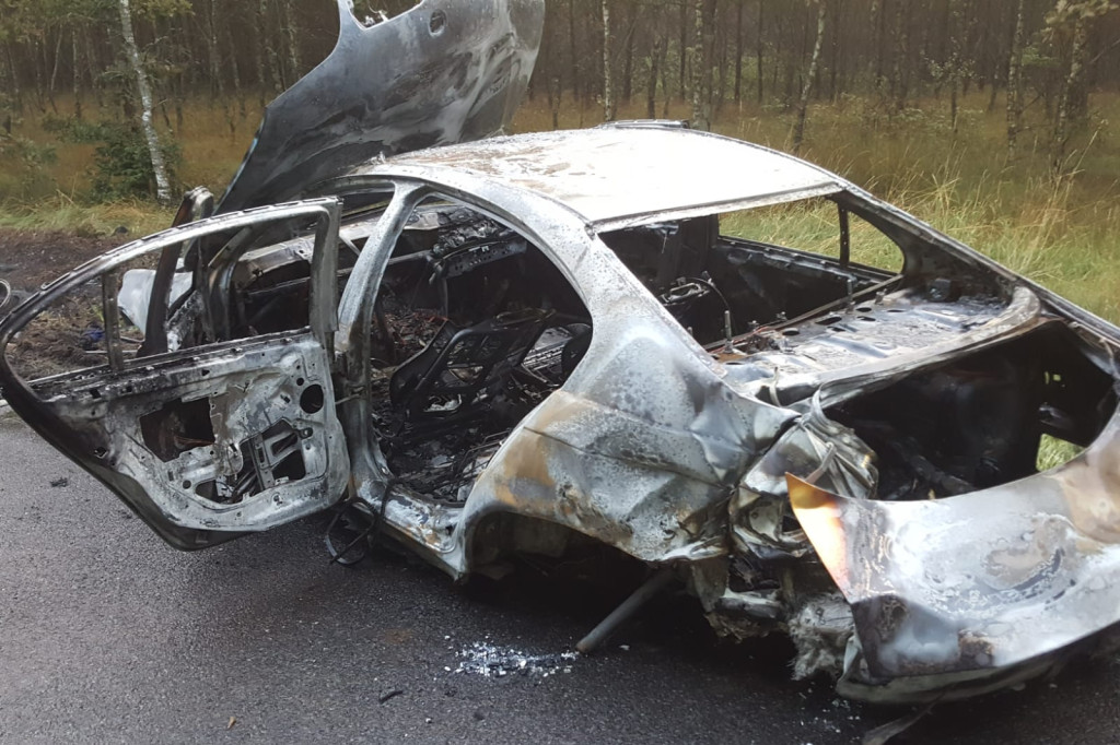 BMW dachowało i stanęło w ogniu. Jechały nim trzy młode osoby