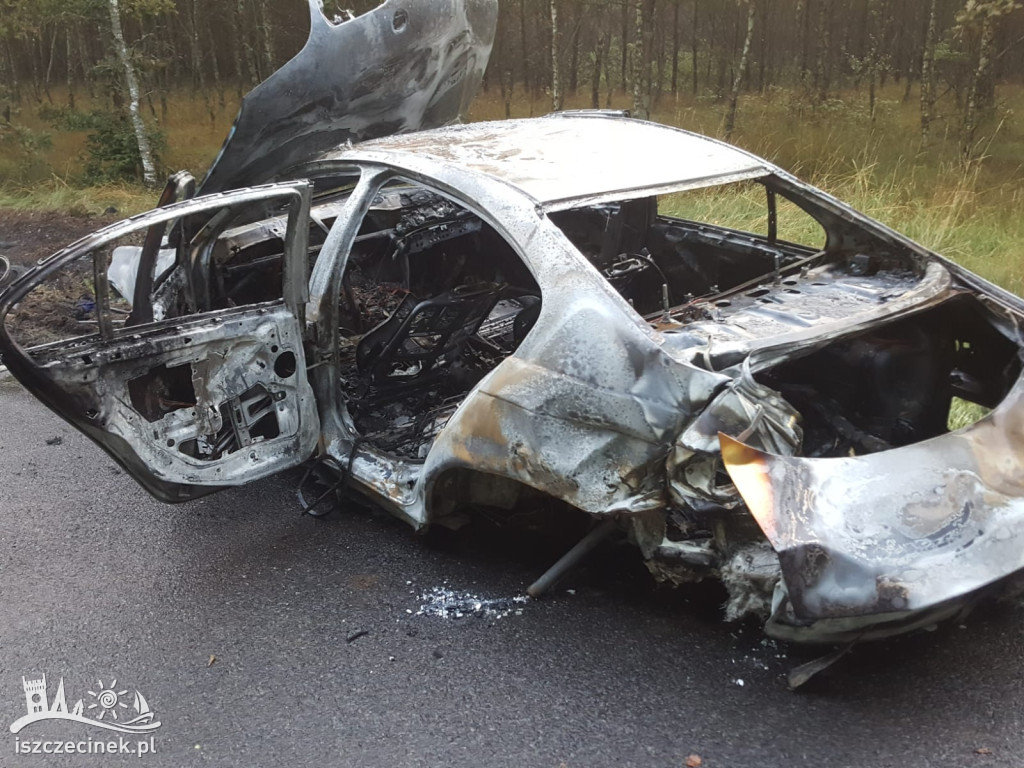 BMW dachowało i stanęło w ogniu. Jechały nim trzy młode osoby