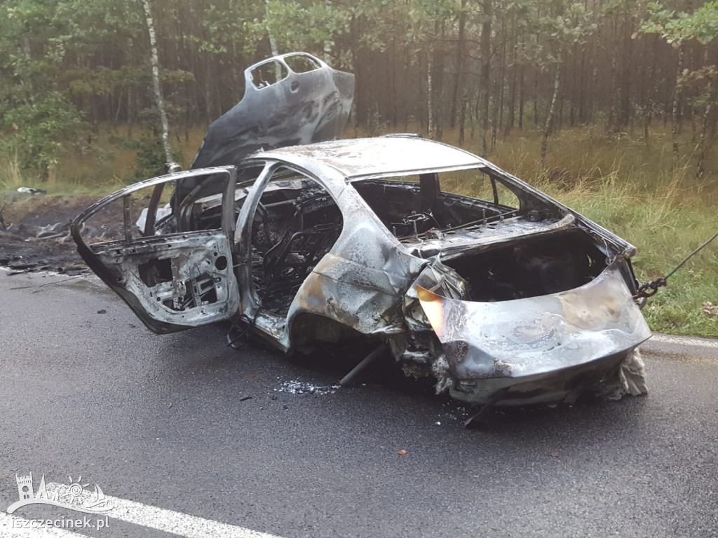 BMW dachowało i stanęło w ogniu. Jechały nim trzy młode osoby