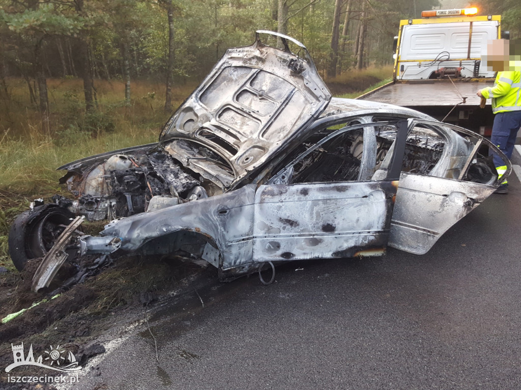 BMW dachowało i stanęło w ogniu. Jechały nim trzy młode osoby