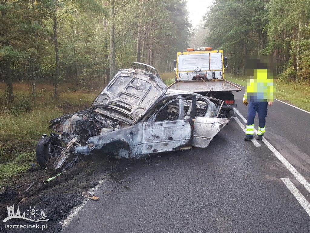 BMW dachowało i stanęło w ogniu. Jechały nim trzy młode osoby