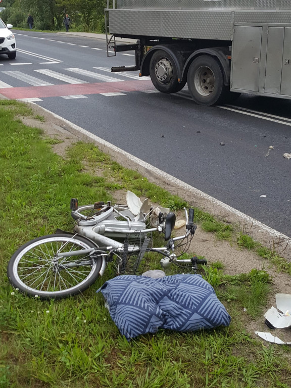 Ulica Narutowicza. Rowerzysta potrącony przez ciężarówkę.