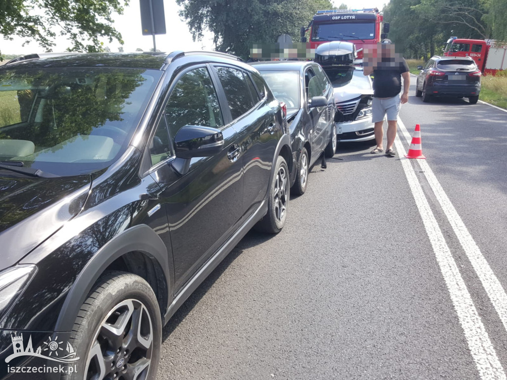 Karambol czterech samochodów na DK11. Wpadały na siebie jak domino