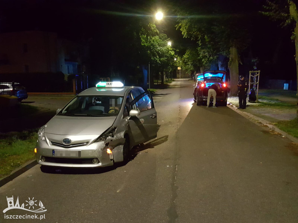 Stłuczka podczas omijania. Dwa samochody rozbite