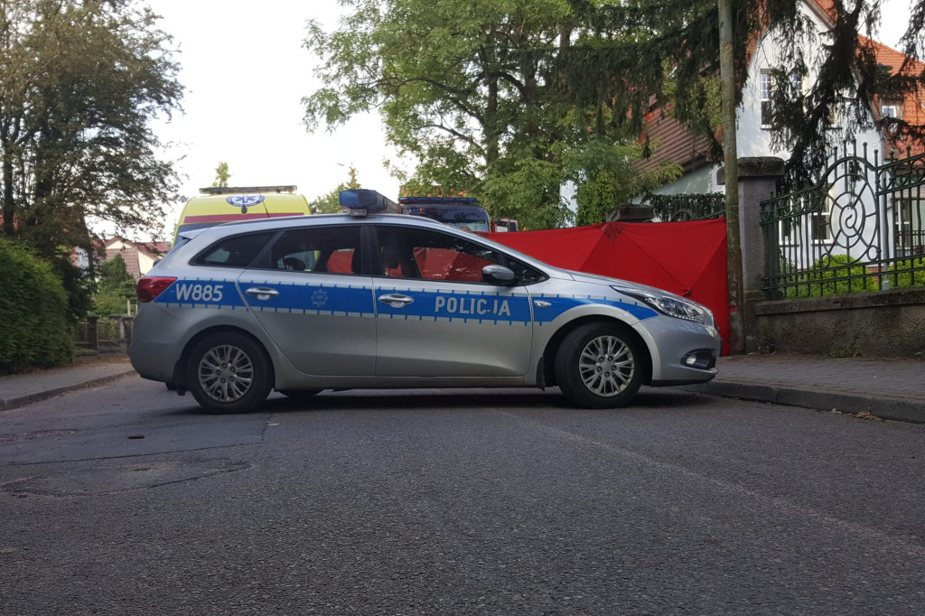 Służby na Kilińskiego. Ratowali życie starszego mężczyzny.