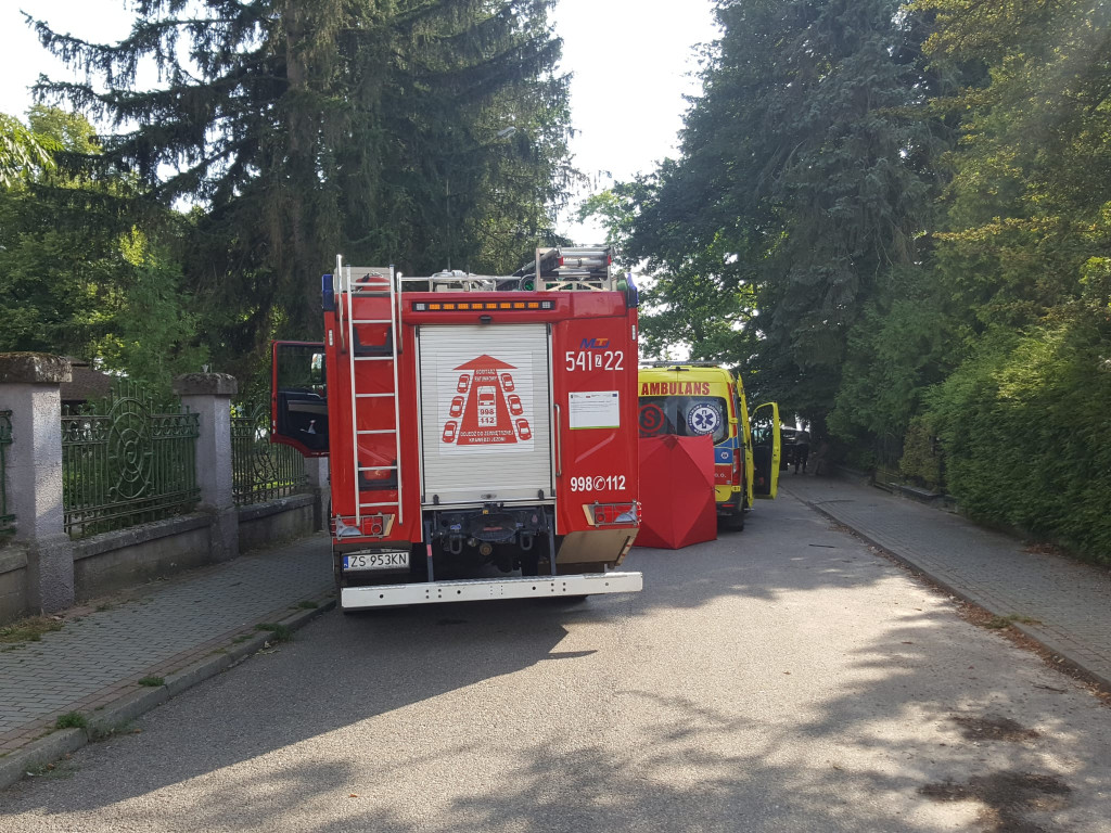 Służby na Kilińskiego. Ratowali życie starszego mężczyzny.