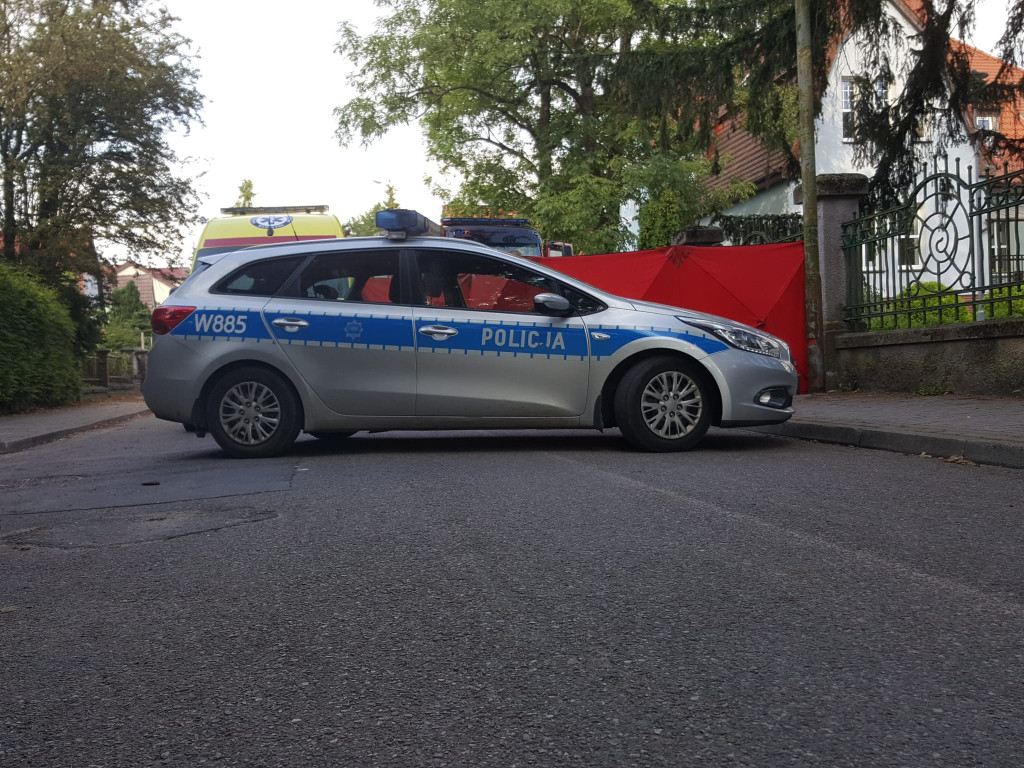 Służby na Kilińskiego. Ratowali życie starszego mężczyzny.