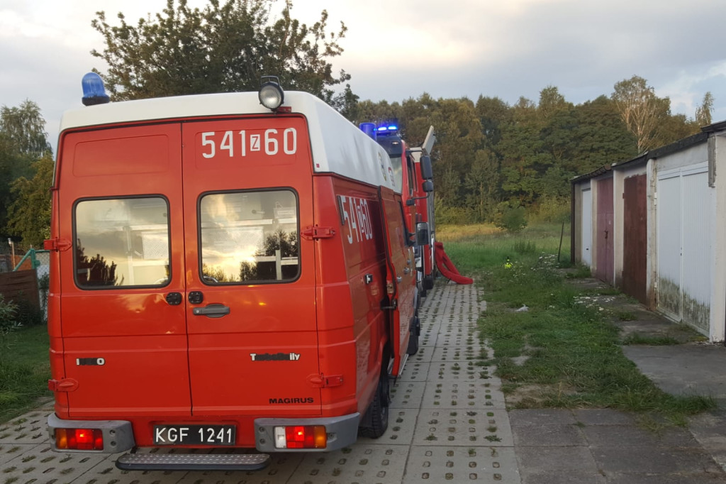 Olej silnikowy trafił do kanału. Interweniowała straż i policja