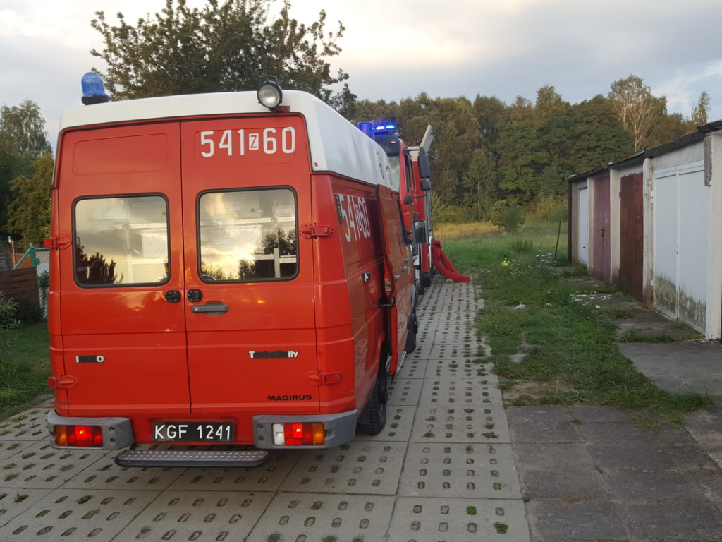 Olej silnikowy trafił do kanału. Interweniowała straż i policja