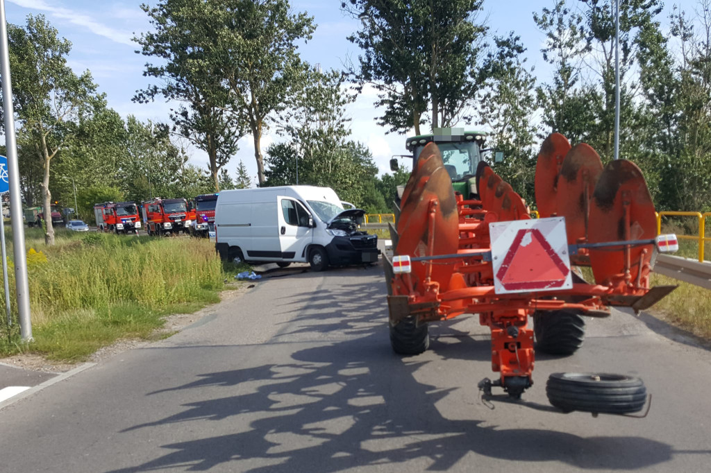 Wypadek pod Barwicami. Bus zderzył się z ciągnikiem ZDJĘCIA