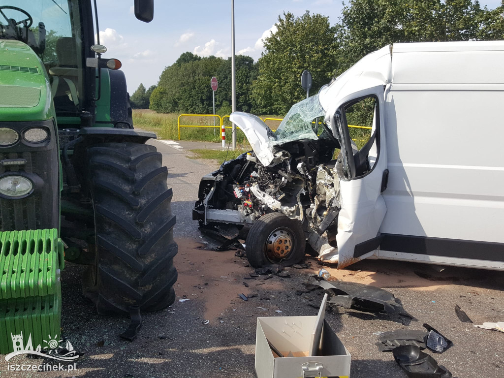 Wypadek pod Barwicami. Bus zderzył się z ciągnikiem ZDJĘCIA