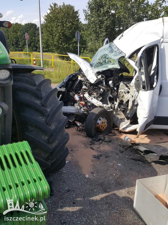 Wypadek pod Barwicami. Bus zderzył się z ciągnikiem ZDJĘCIA