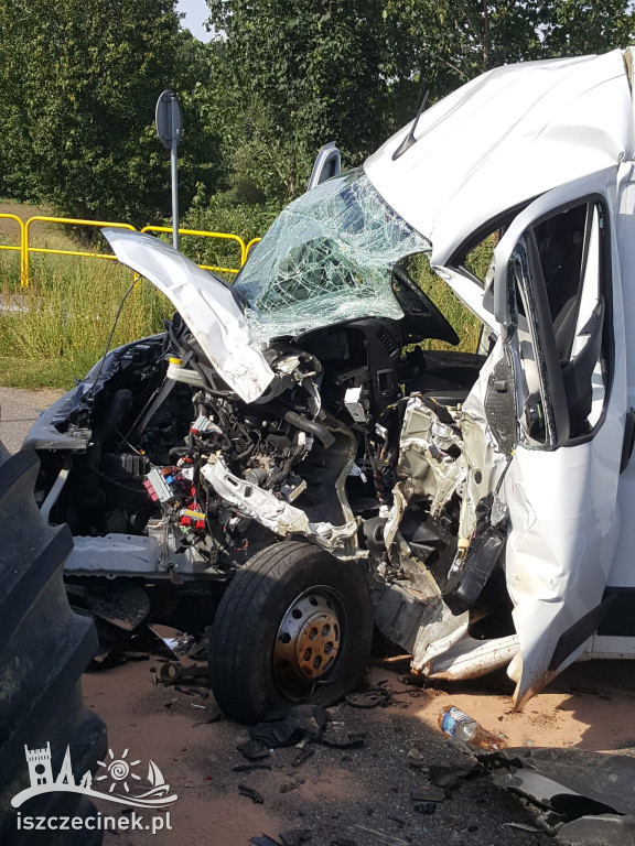 Wypadek pod Barwicami. Bus zderzył się z ciągnikiem ZDJĘCIA