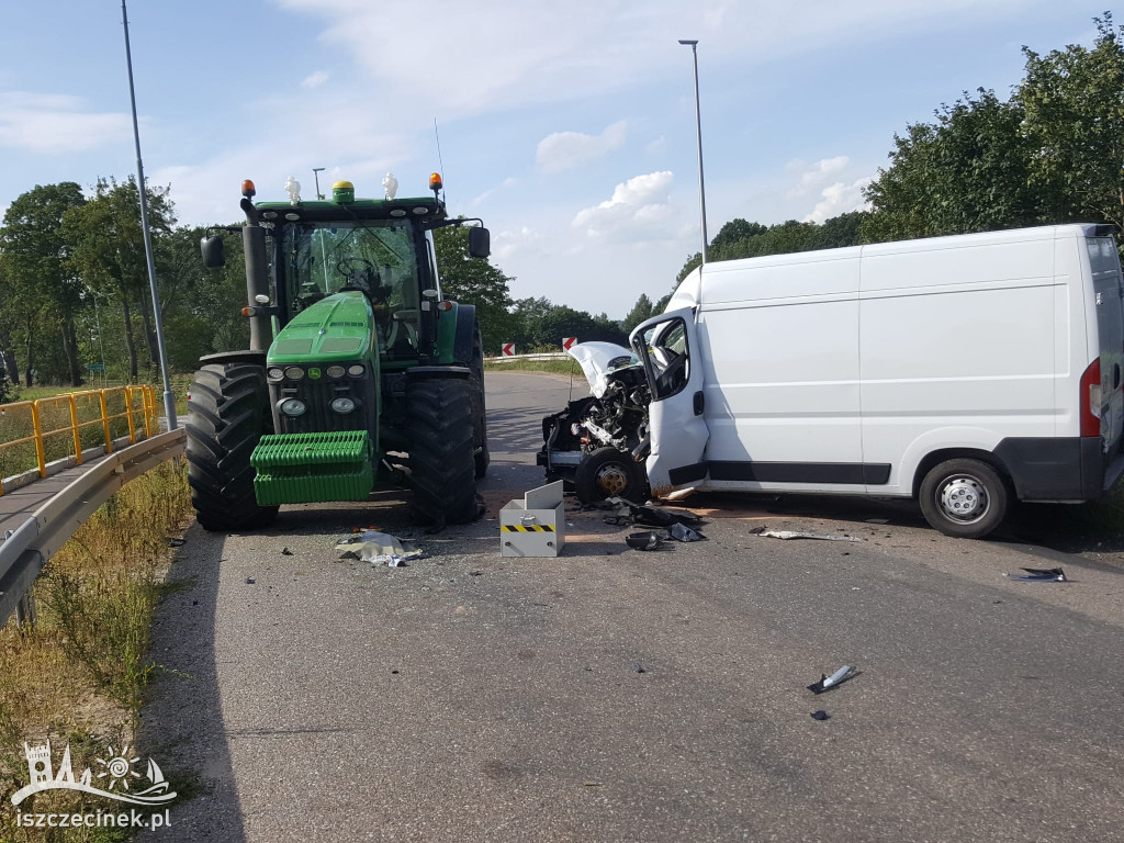 Wypadek pod Barwicami. Bus zderzył się z ciągnikiem ZDJĘCIA