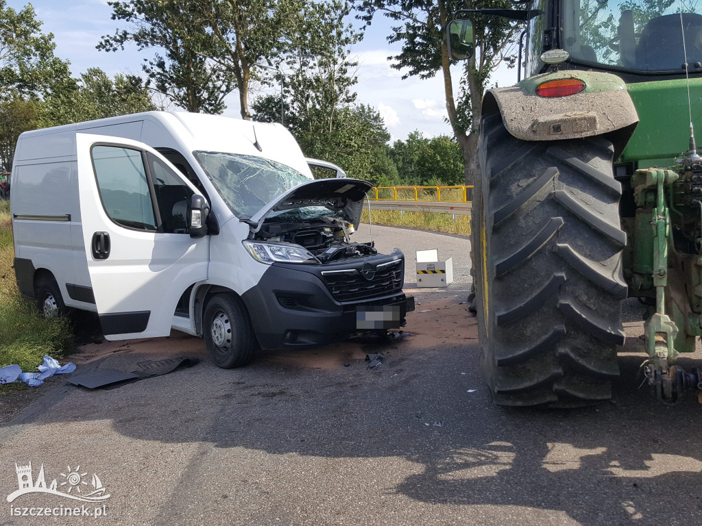 Wypadek pod Barwicami. Bus zderzył się z ciągnikiem ZDJĘCIA