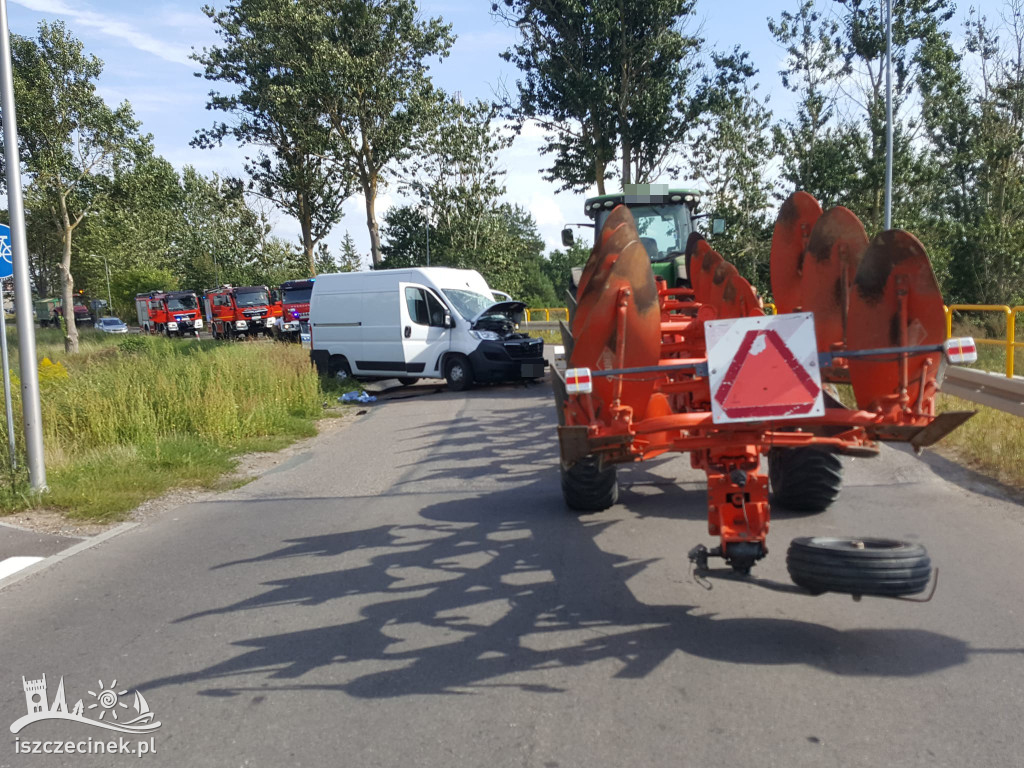 Wypadek pod Barwicami. Bus zderzył się z ciągnikiem ZDJĘCIA