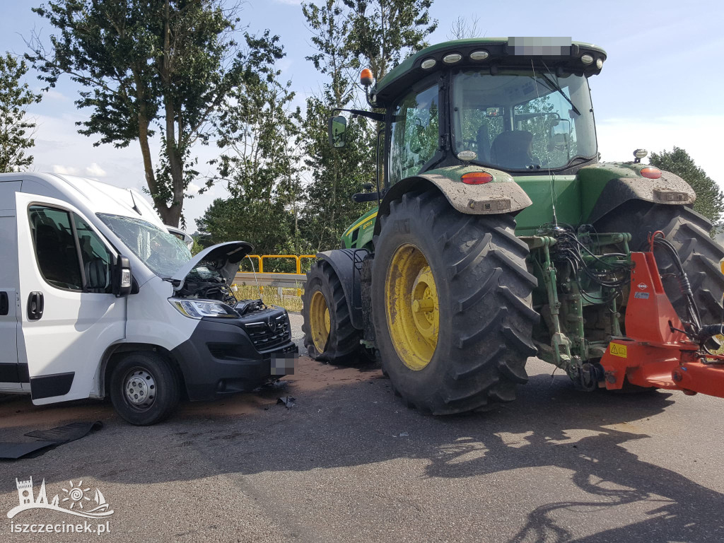 Wypadek pod Barwicami. Bus zderzył się z ciągnikiem ZDJĘCIA